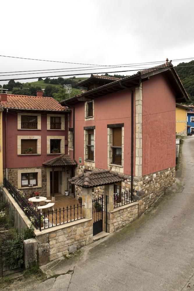 Apartamentos La Regoria Arenas De Cabrales Exterior photo